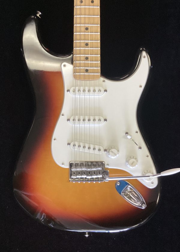 2007 Fender MIM Sunburst Stratocaster with gig bag - Image 2